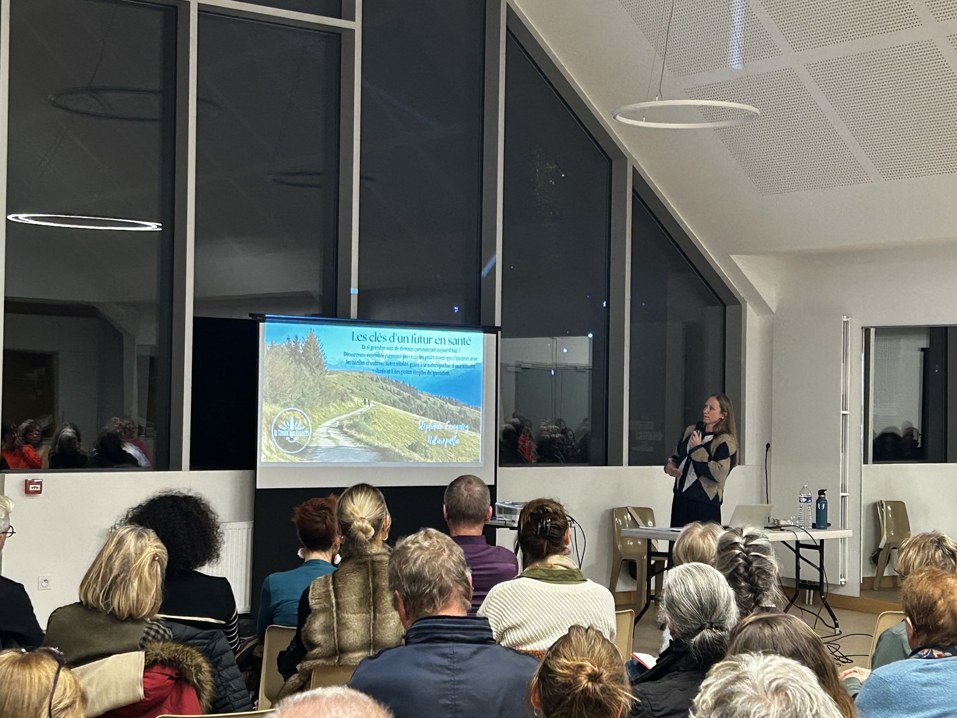 Stéphanie donnant une conférence à Gruson