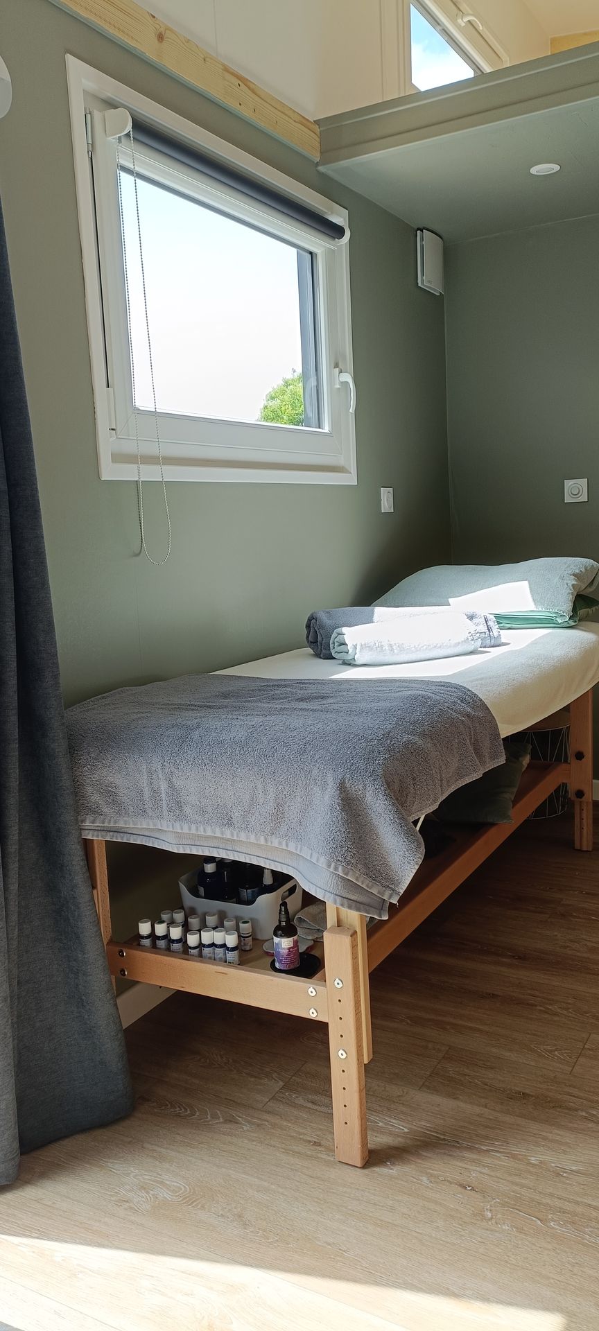 Table de massage pour la réflexologie plantaire avec vue sur le jardin Table de massage pour la réflexologie plantaire avec vue sur le jardin